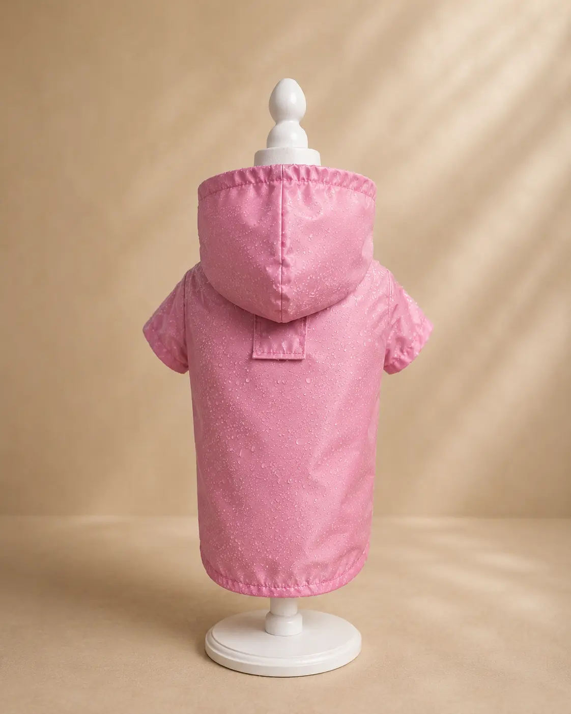Impermeable para perro color rosa de la colección Rain de Dinasty, vista frontal