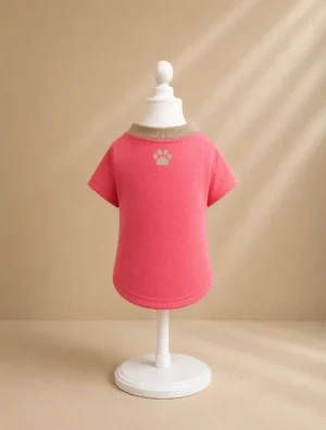Playera para perro color coral de la colección Essentials de Dinasty, vista frontal