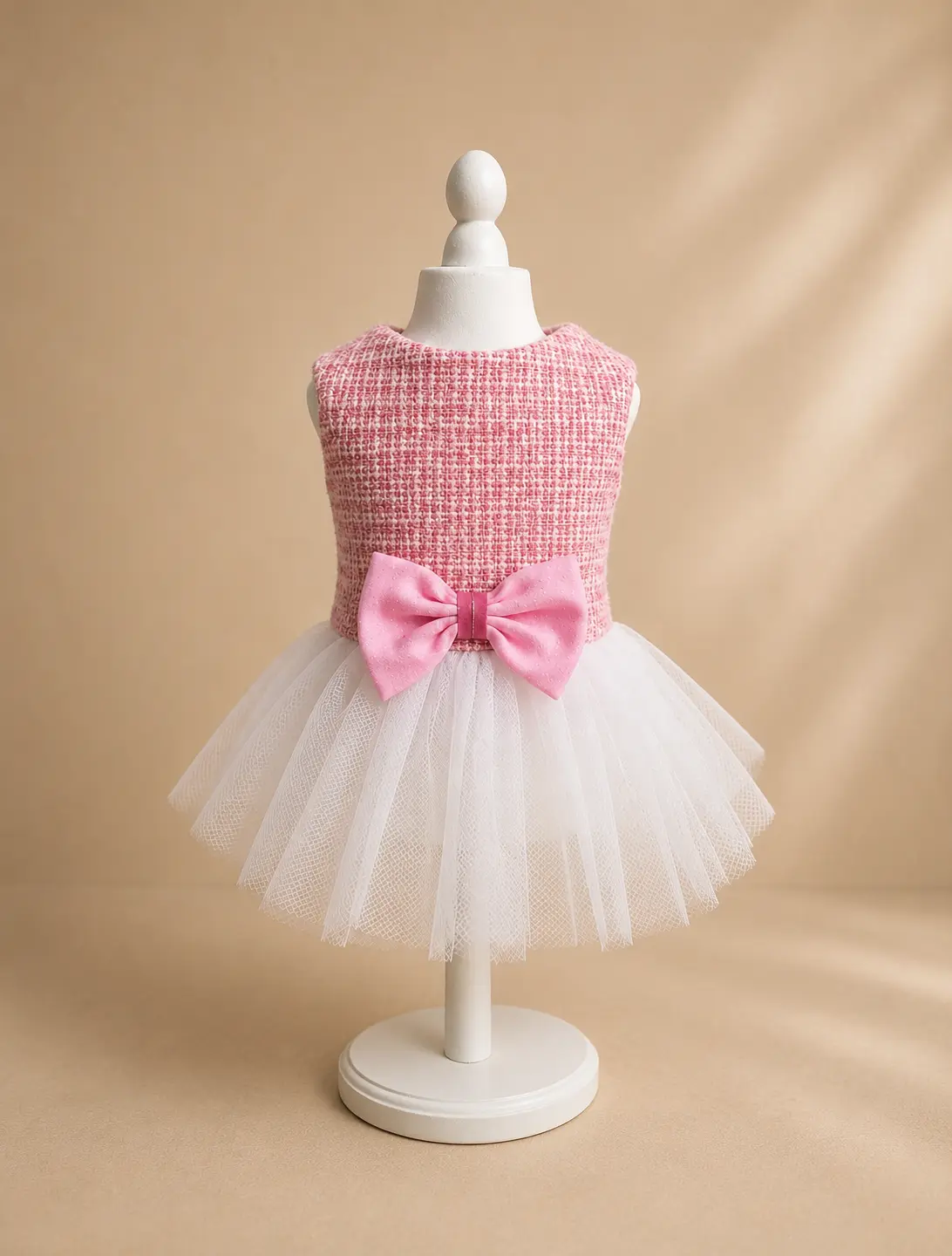 vestido para perrita color coral de la colección Essentials de Dinasty, vista frontal